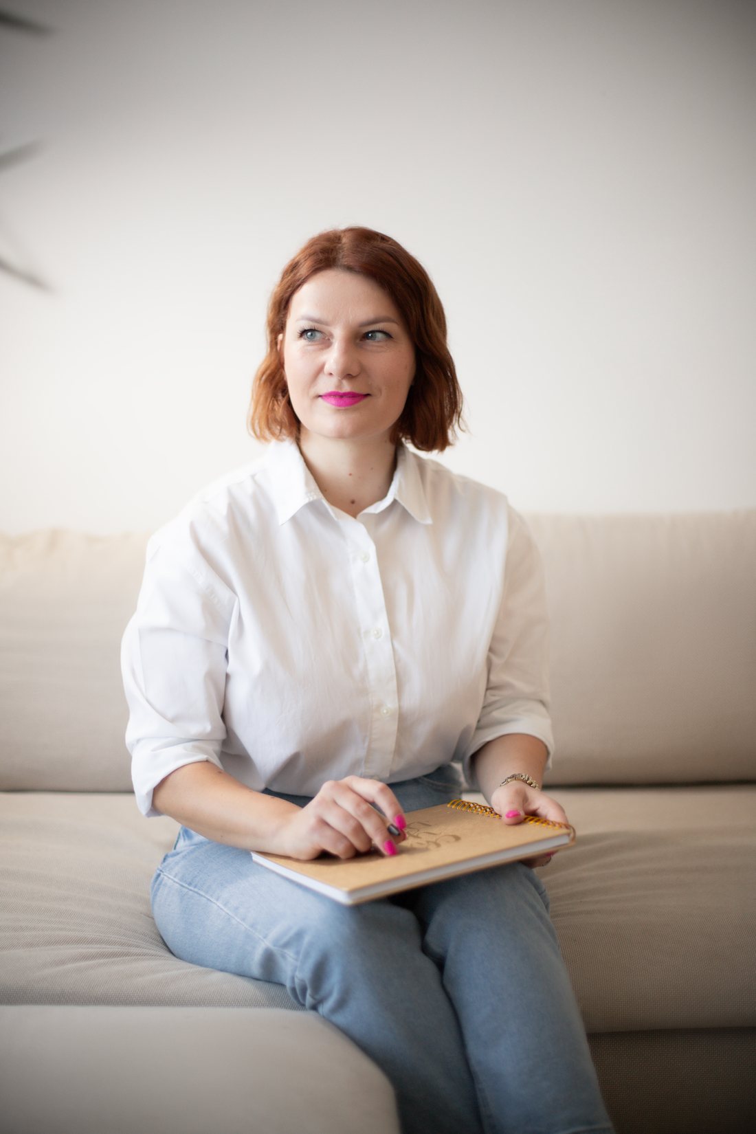 Andreja Rambrot Malenica, profesionalni coach, s bilježnicom na kauču